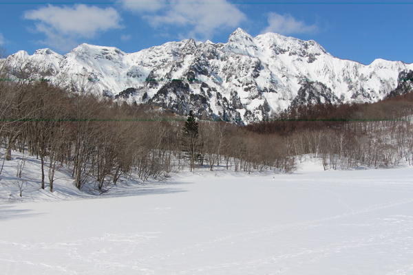 冬・氷結した「鏡池」と積雪の戸隠連山