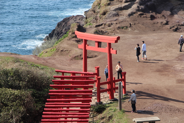 海岸と元乃隅稲荷神社「赤い鳥居群」/癒し憩い画像データベース