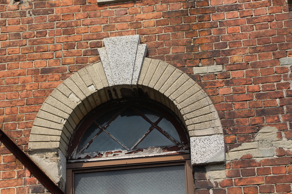 赤煉瓦建物の窓と装飾