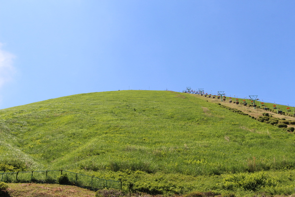 春の伊豆半島「横から見た大室山」