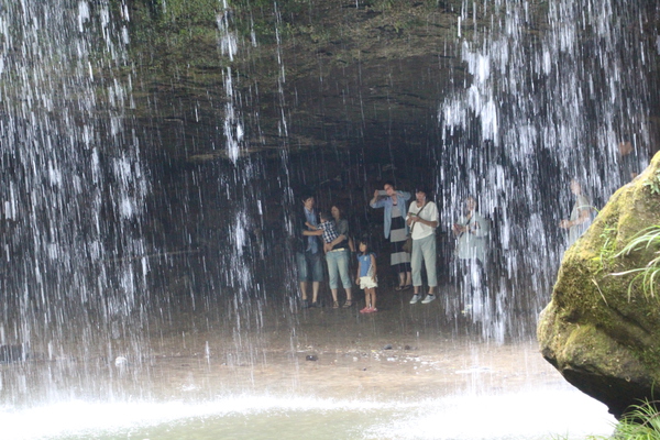 「鍋ヶ滝」の裏側と洞窟内の人々