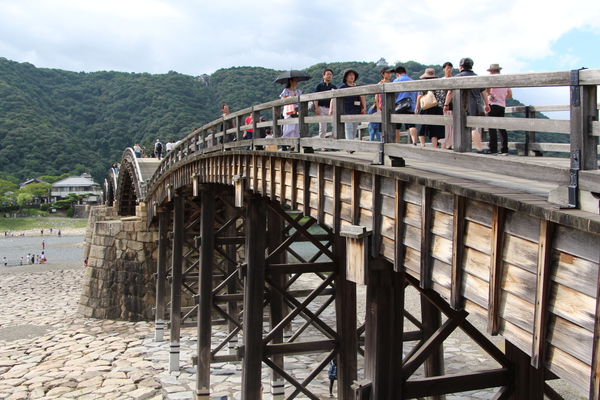 錦帯橋の「木造りの橋脚と石積み橋台」/癒し憩い画像データベース