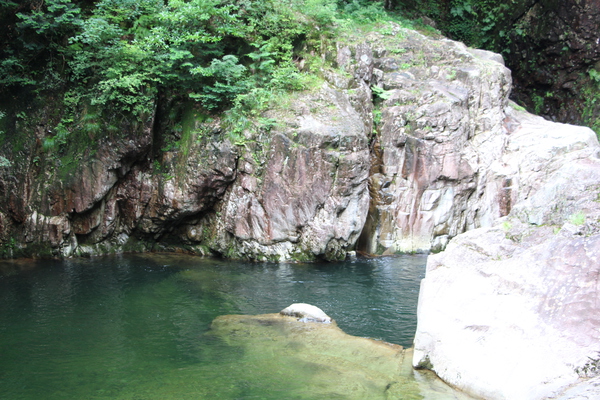 岩と青緑色の渓流