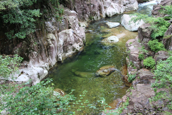 夏緑期の峡谷と渓流/癒し憩い画像データベース