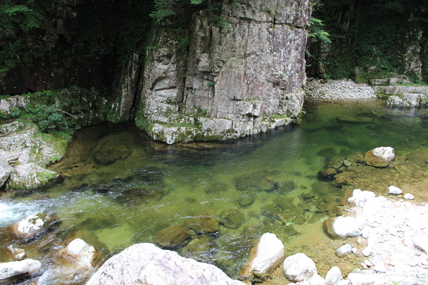 夏の三段峡「エメラルドグリーンの渓流」/癒し憩い画像データベース
