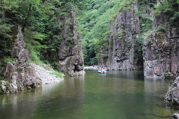 夏の三段峡「黒淵と小舟」/癒し憩い画像データベース