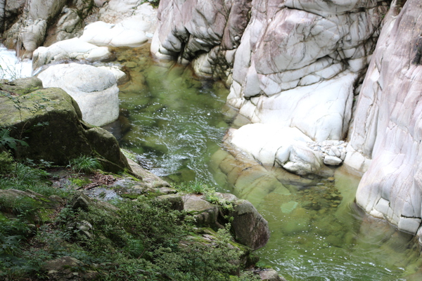 岩と澄んだ渓流