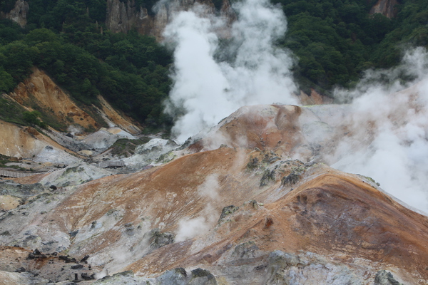 地獄谷の岩と噴蒸気