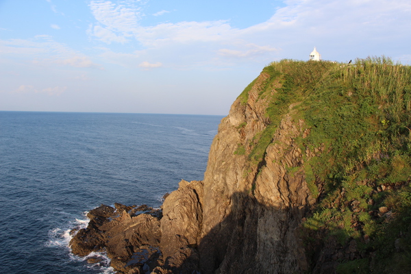 夏の小樽・高島岬「断崖と灯台」
