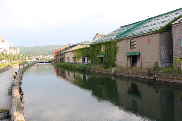 夏の小樽運河と倉庫群