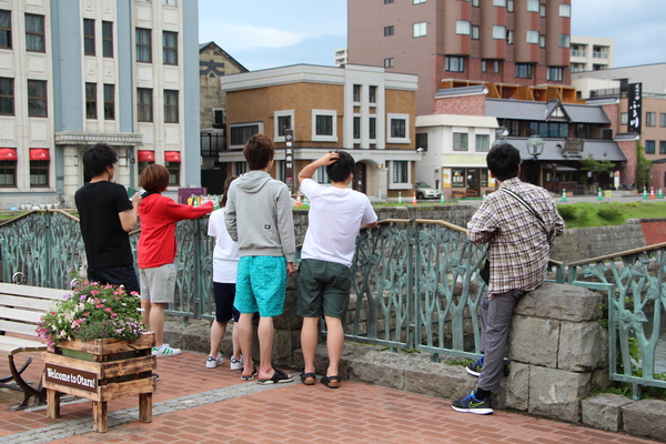 小樽運河「浅草橋と観光客」