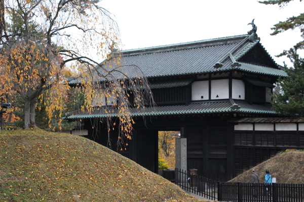 秋の弘前城「追手門と黄葉」