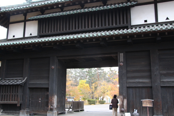 秋の弘前城「追手門」