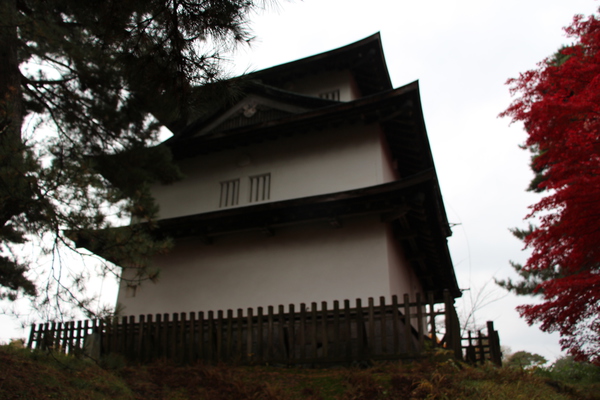 秋の弘前城「辰巳櫓」