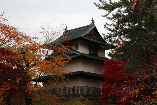 秋の弘前城「丑寅櫓」