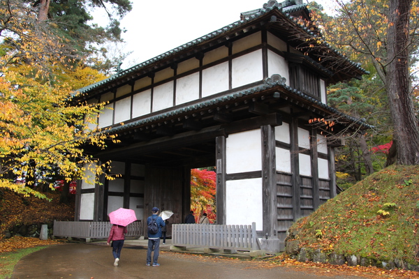 秋の弘前城「斜めから見た東門」