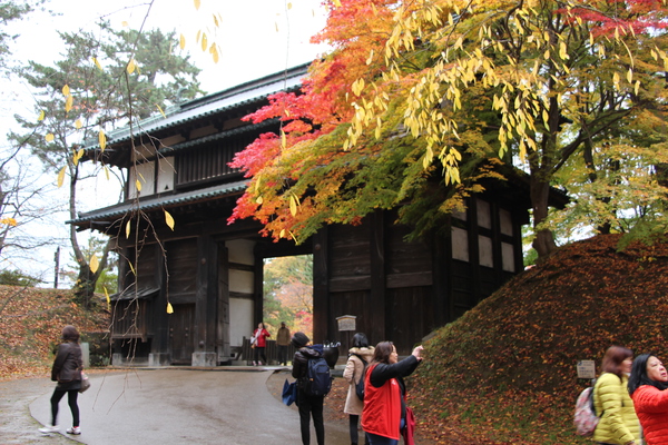 秋の弘前城「東門」