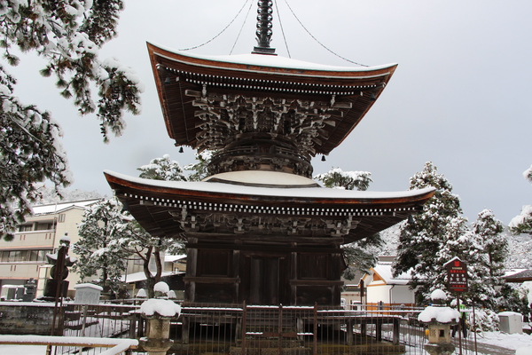 積雪の天橋立近く「智恩寺の多宝塔」
