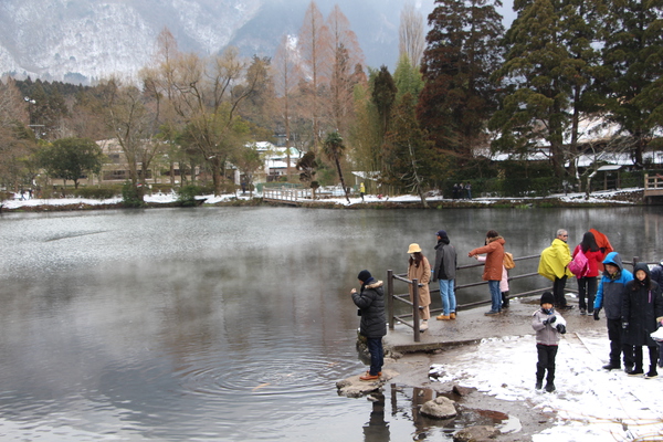 冬の金鱗湖「朝霧風情と人々」/癒し憩い画像データベース