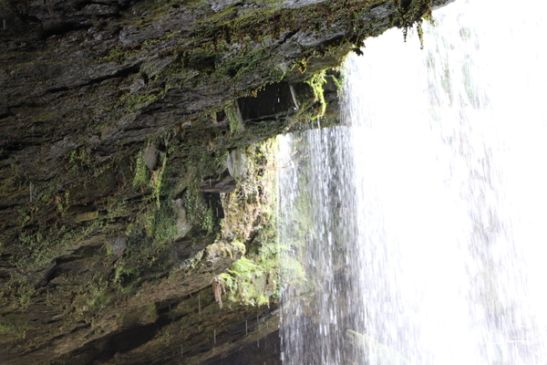 洞窟から見た「鍋ヶ滝（裏見の滝）」近景