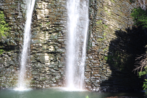 春の「龍門滝と幾何学的な
岩壁」