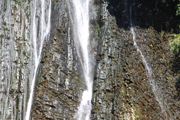 春の「龍門滝と柱状節理の岩壁」