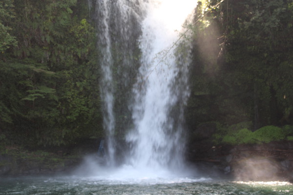夏の「慈恩の滝」と光の帯