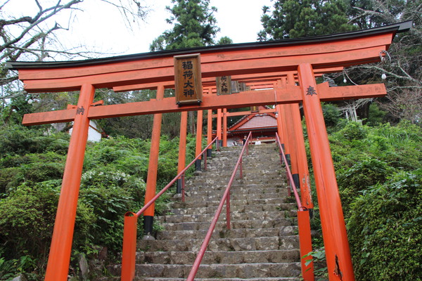 浮羽稲荷神社「階段脇の鳥居群と奥の拝殿」