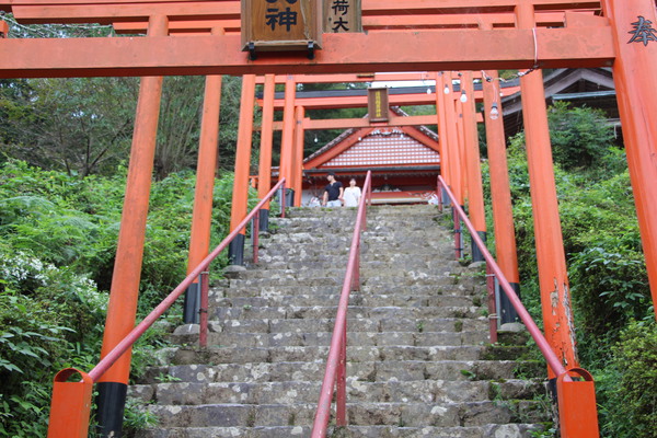 浮羽稲荷神社「鳥居群と奥の拝殿」