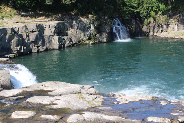 急峻な滝壁と青緑の滝壺周辺