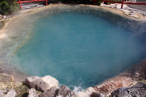 別府温泉「かまど地獄のシリカの池」