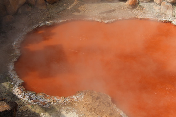 別府温泉「かまど地獄の朱色の池」/癒し憩い画像データベース
