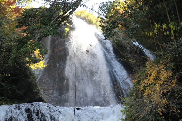 秋の「慈恩の滝」と光の帯