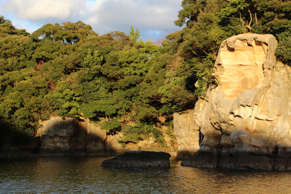 夕陽に輝く「九十九島」の奇岩