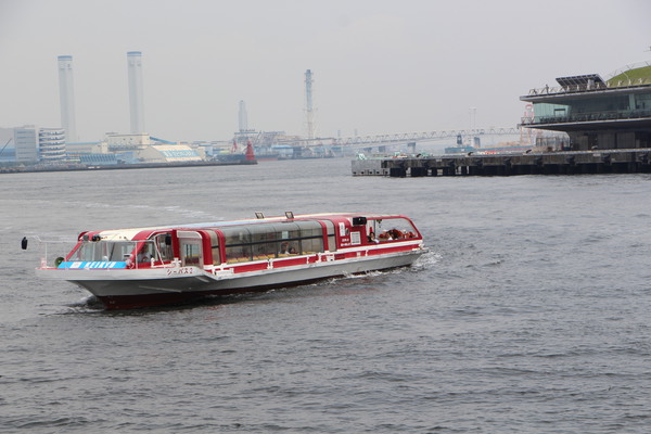 横浜港「大桟橋」と遊覧船