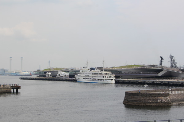 横浜港の「大桟橋と船舶」
