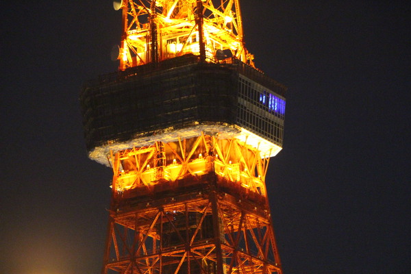 ライトアップされた東京タワーと展望台