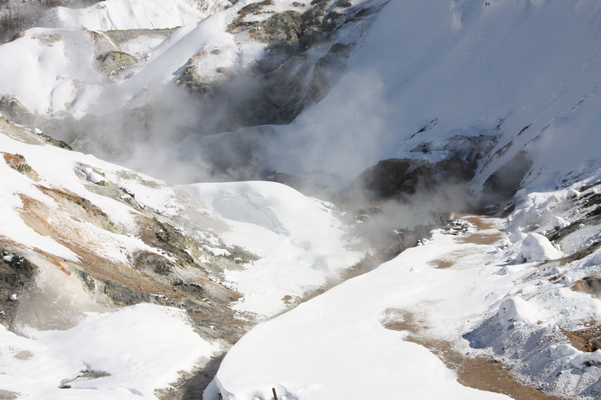 積雪と登別温泉「地獄谷」/癒し憩い画像データベース