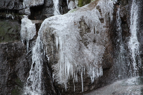氷結の滝と氷柱/癒し憩い画像データベース