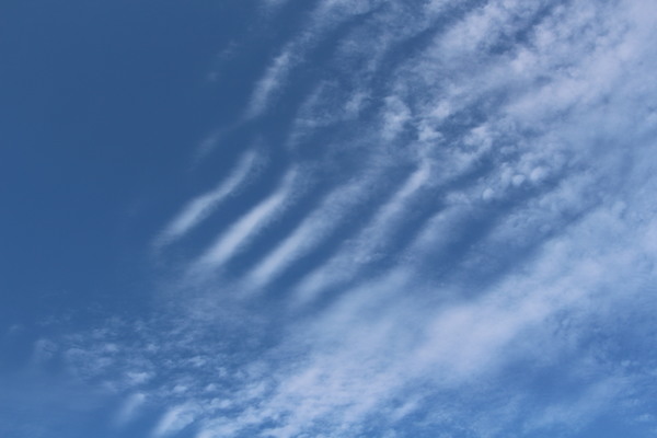 青空と波形の雲/癒し憩い画像データベース