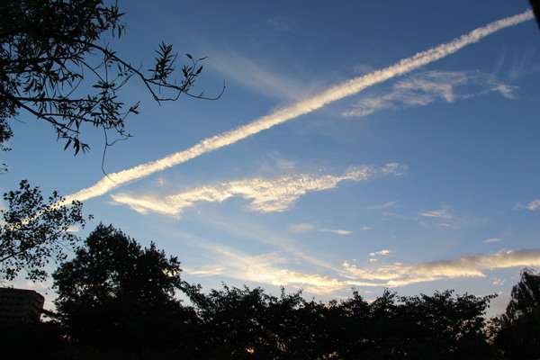 初秋の空と飛行機雲/癒し憩い画像データベース
