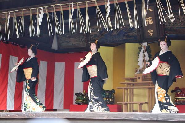 紅葉八幡宮「奉納・博多芸妓初踊り」/癒し憩い画像データベース