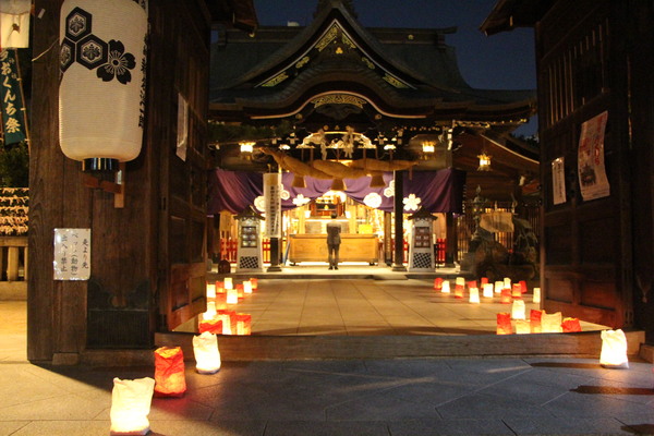 櫛田神社「拝殿に続く千灯明の道」/癒し憩い画像データベース