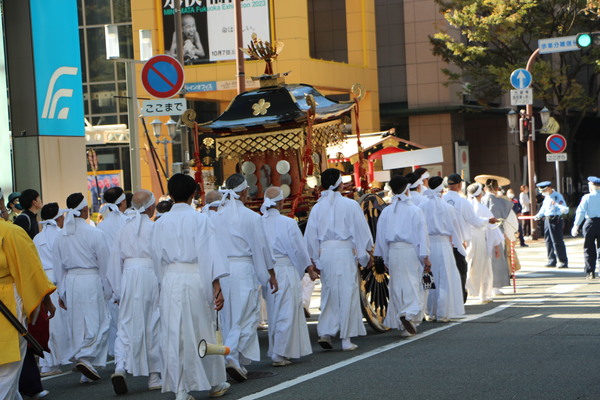 街を巡る櫛田神社「御神幸博多おくんちパレード」/癒し憩い画像データベース