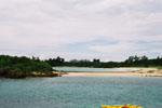 薄曇りの沖縄のビーチ