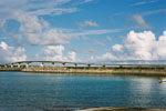 港をまたぐ橋と白雲の情景