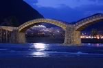 月明かりの下の錦帯橋