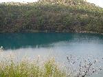 青い湖面の不動池