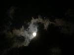雲間の満月