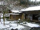 光明禅寺の離れの茶室と裏庭の雪景色
